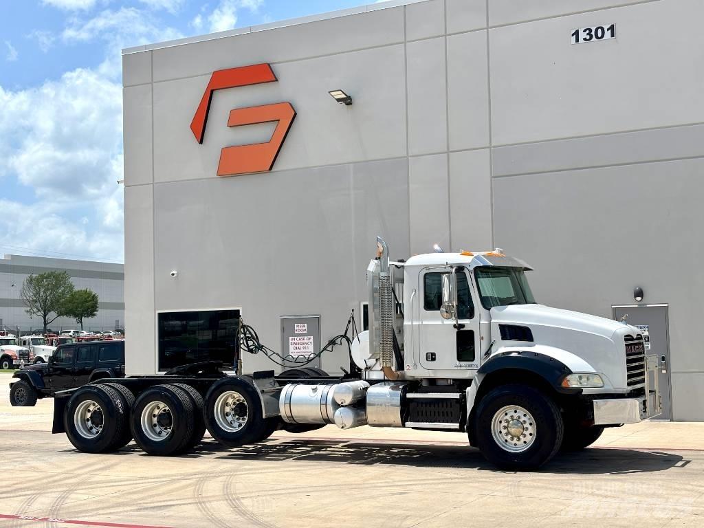 Mack Granite GU 813 牵引车
