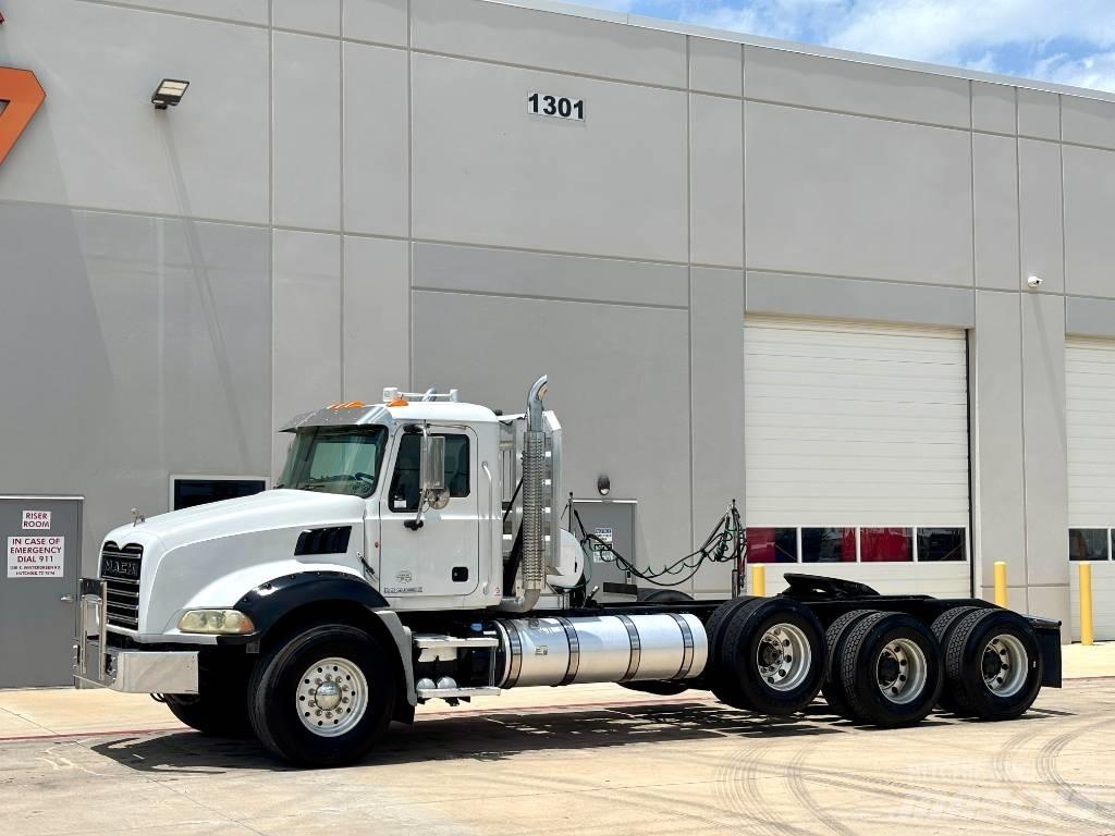 Mack Granite GU 813 牵引车