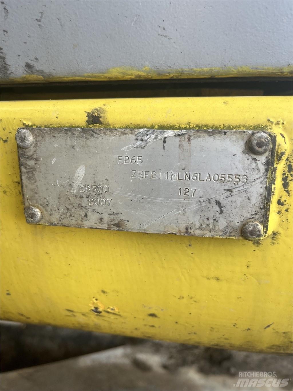 New Holland E 265 B 履带挖掘机