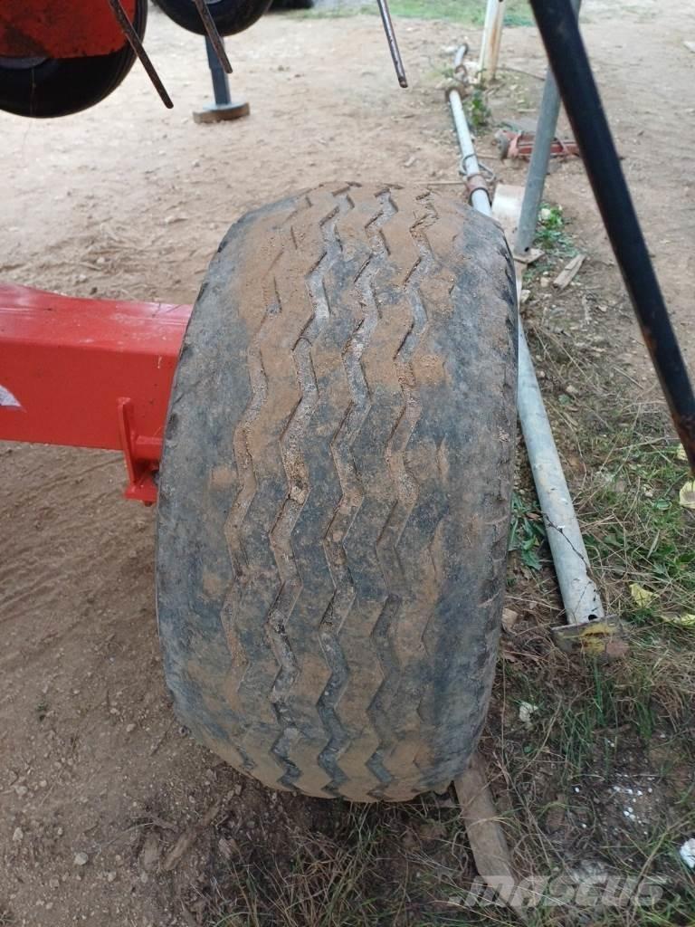 Kuhn GF 13012 犁耙和摊草机