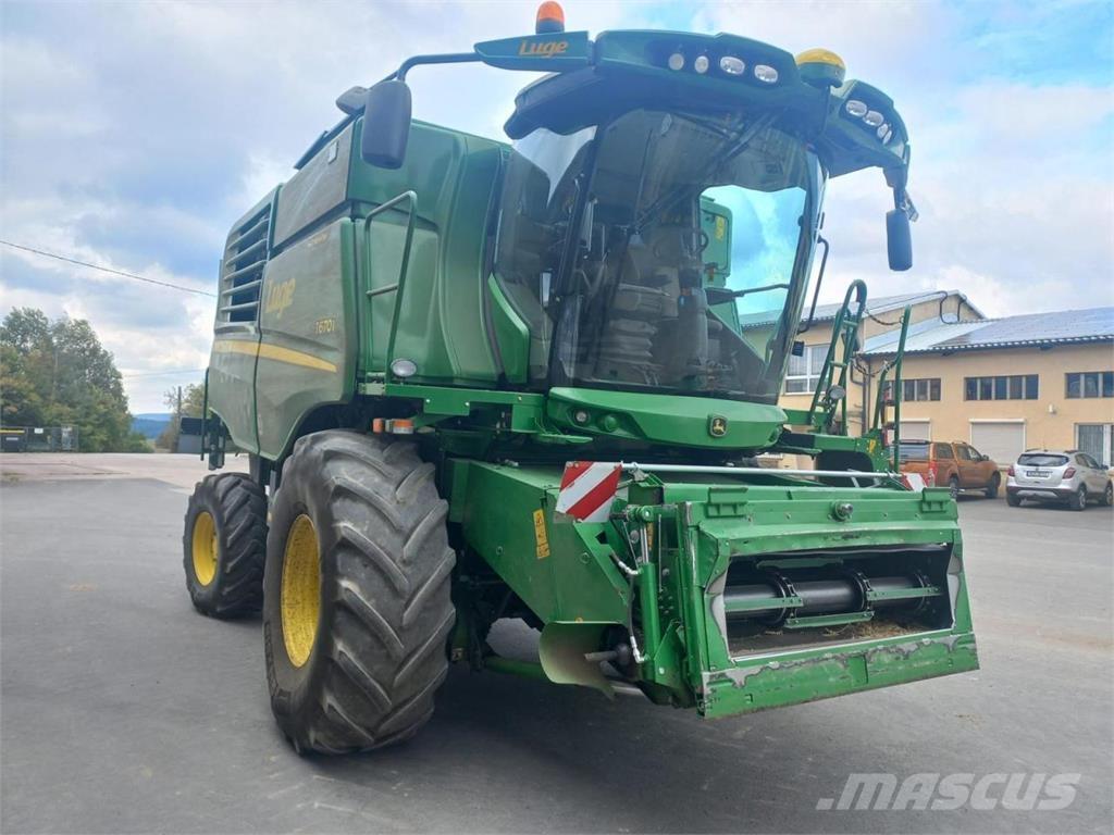 John Deere T670 HM 联合收割机