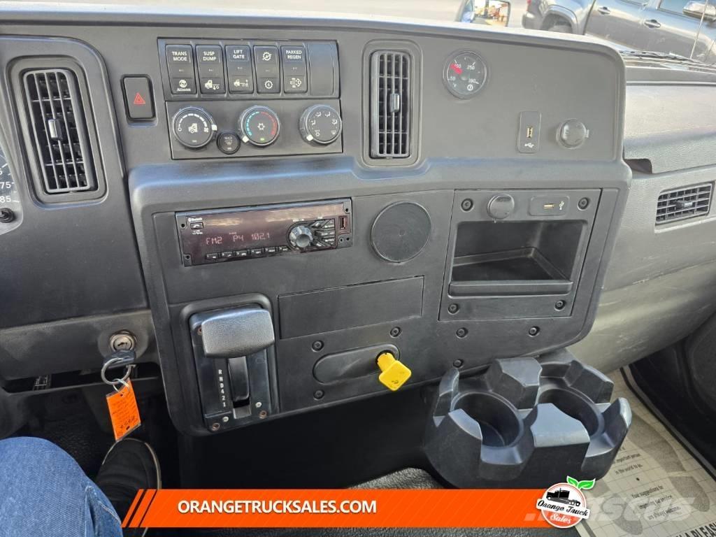 International MV607 平板栏板货车