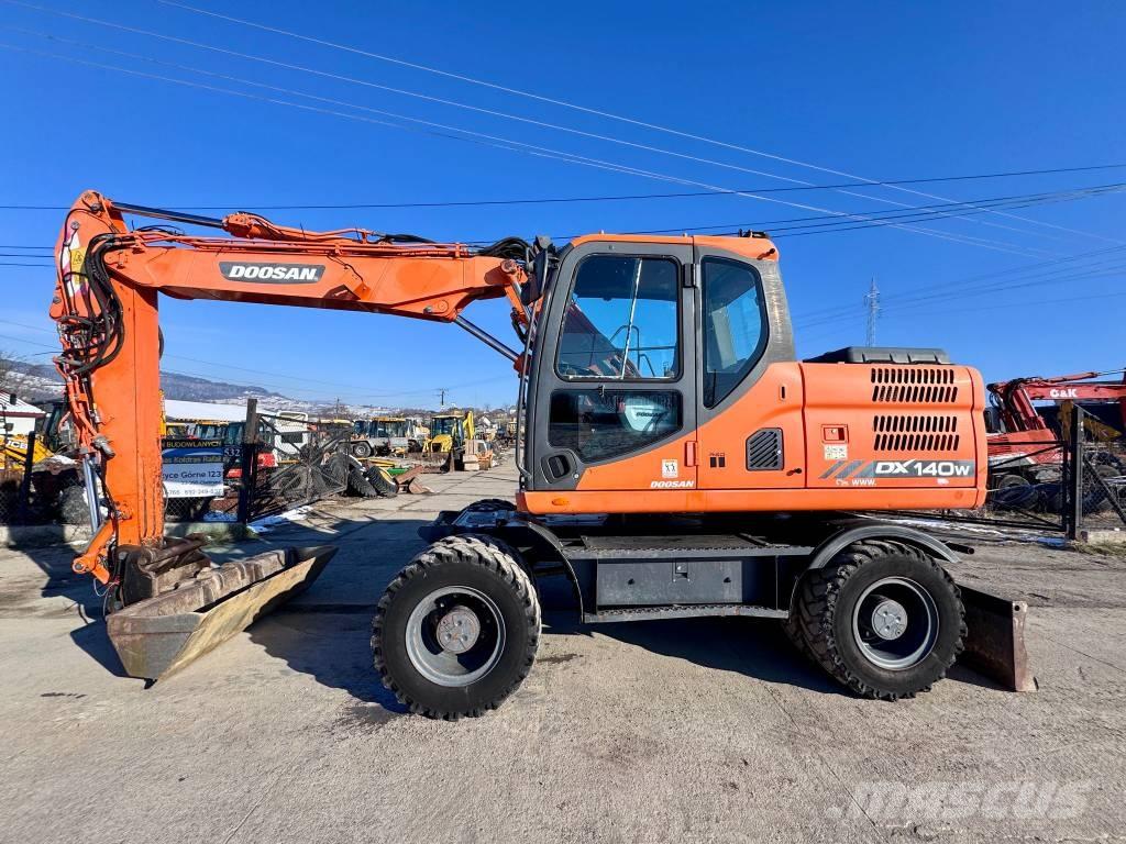 Doosan DX 140 W-3 轮式挖掘机