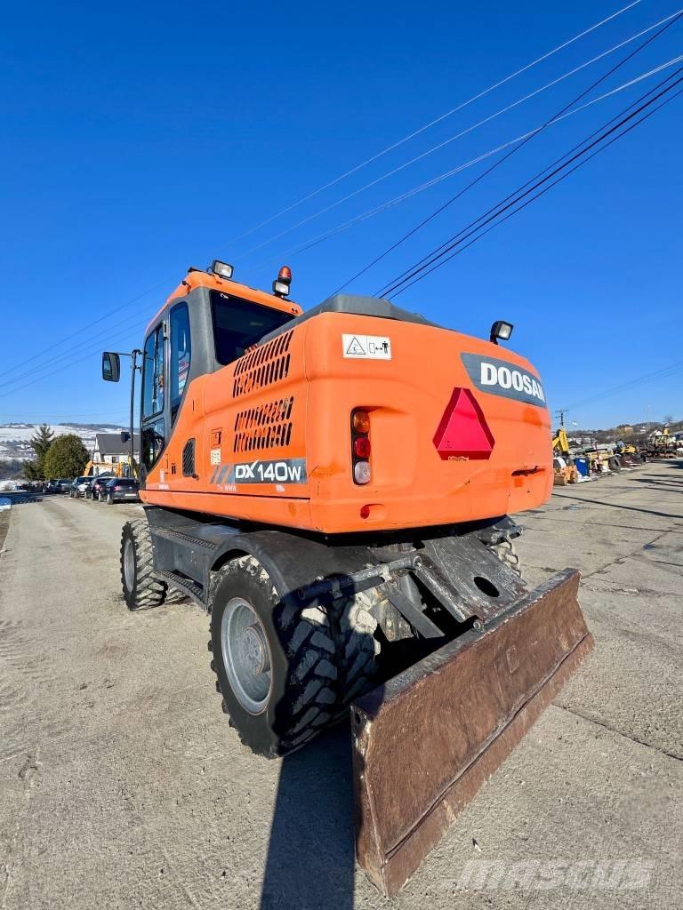 Doosan DX 140 W-3 轮式挖掘机
