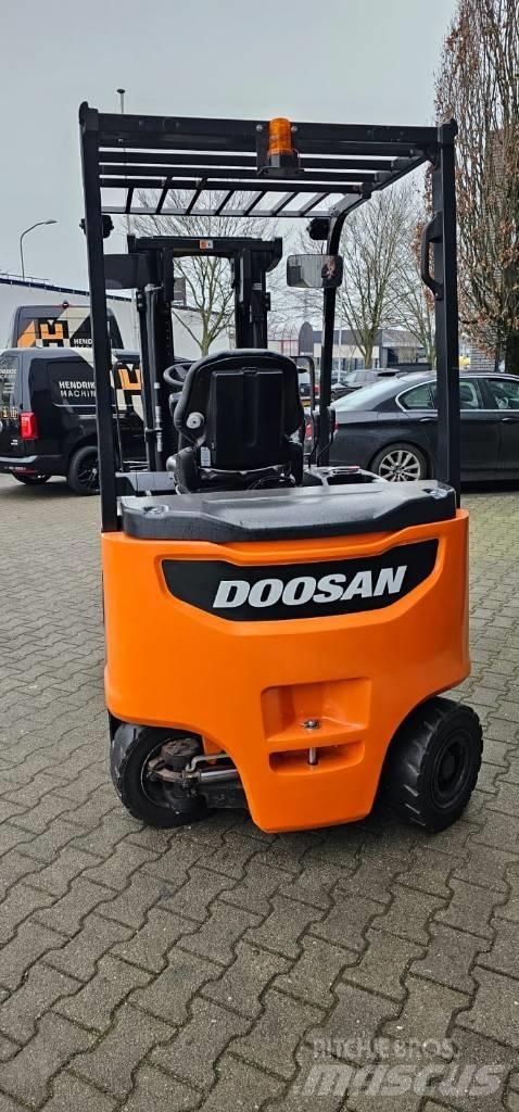 Doosan B 25 X-7 电动叉车