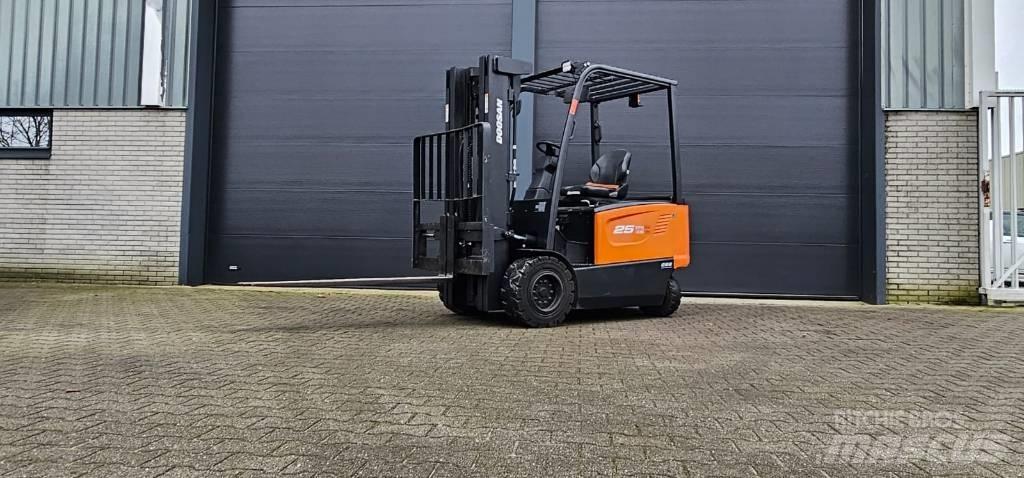 Doosan B 25 X-7 电动叉车