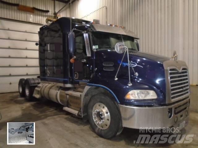 Mack CXU 613 牵引车