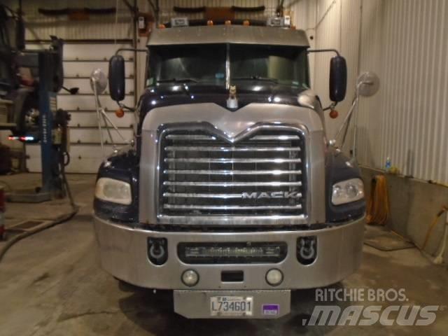 Mack CXU 613 牵引车