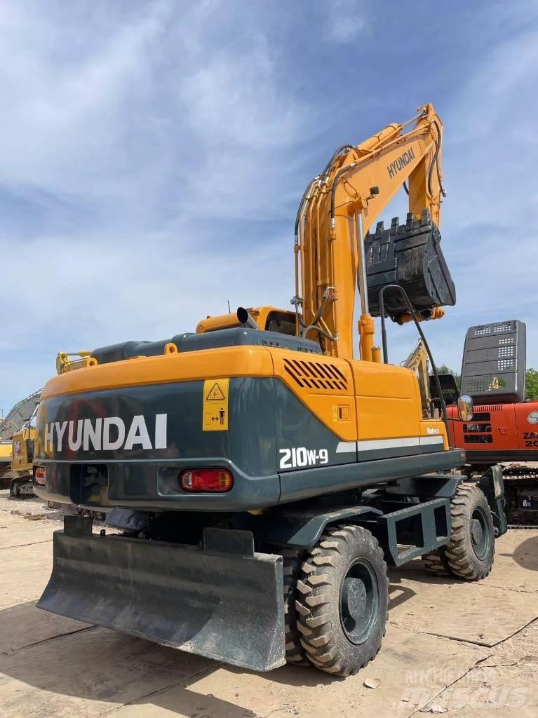 Hyundai R210W-9 轮式挖掘机