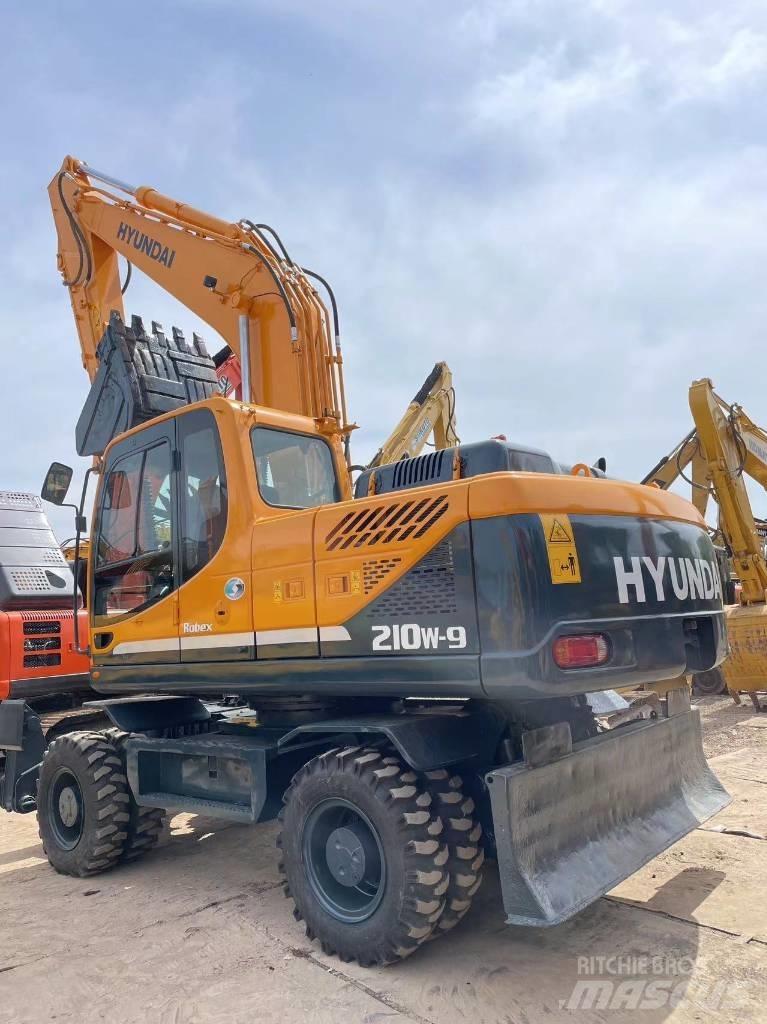 Hyundai R210W-9 轮式挖掘机