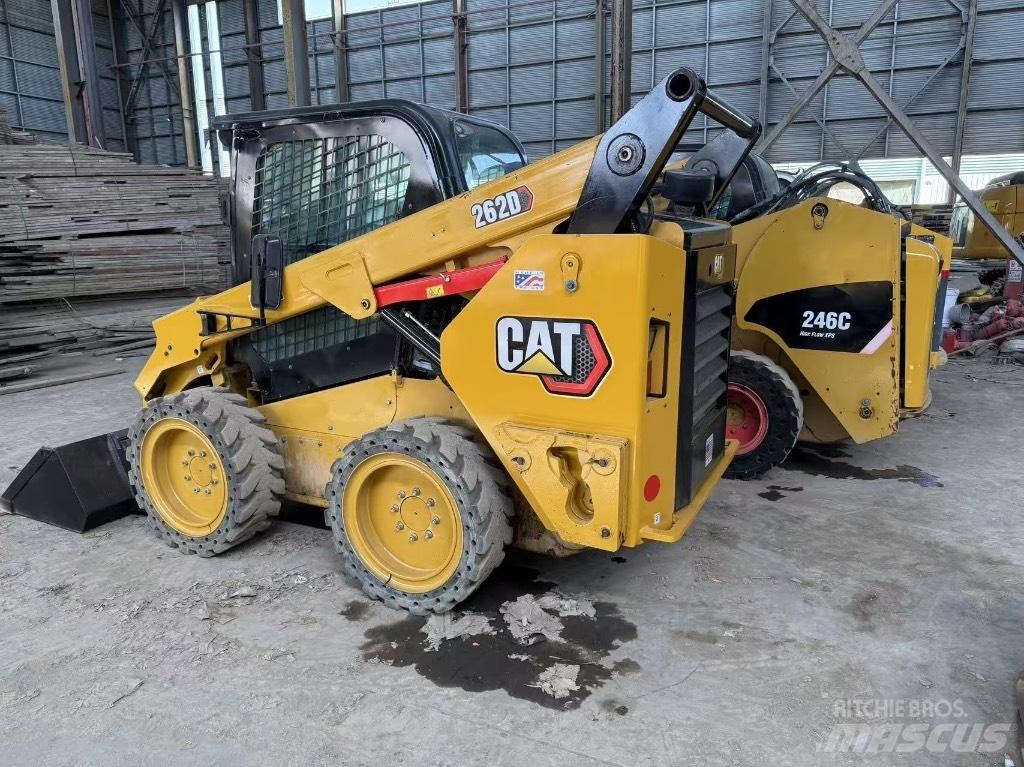 CAT 246C and 262D 滑移装载机