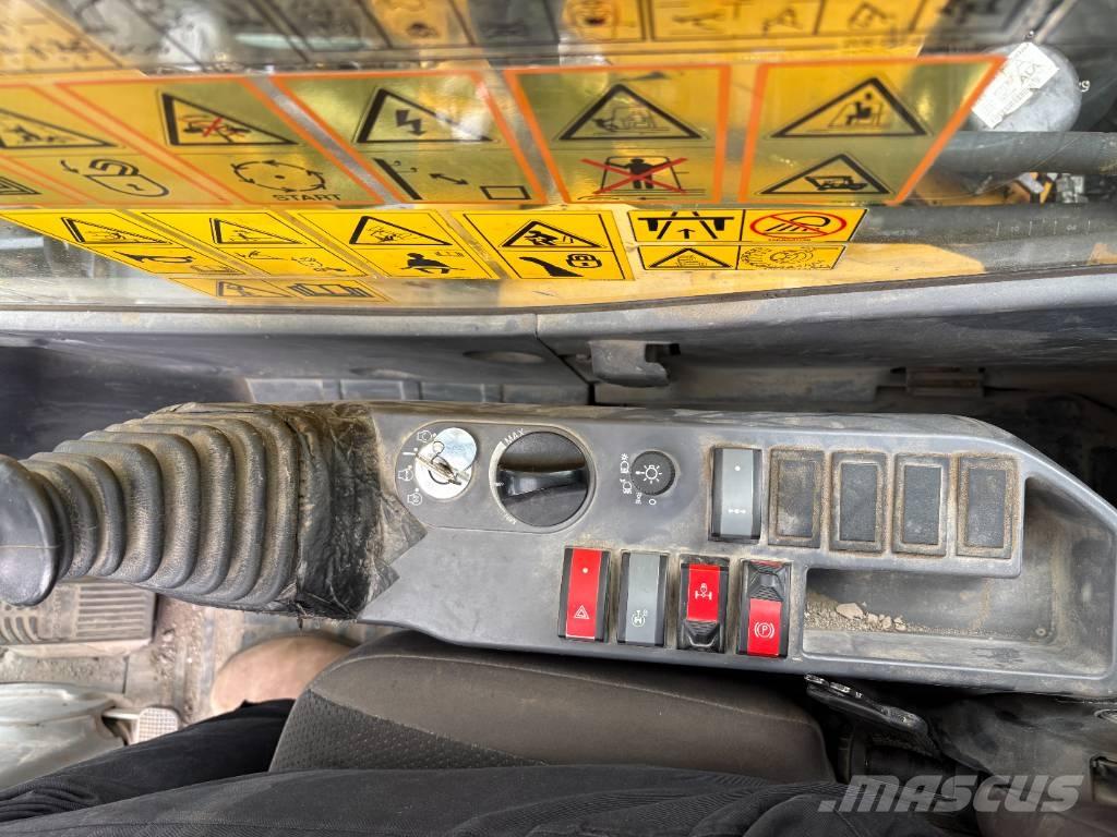 Komatsu PW148-11 轮式挖掘机