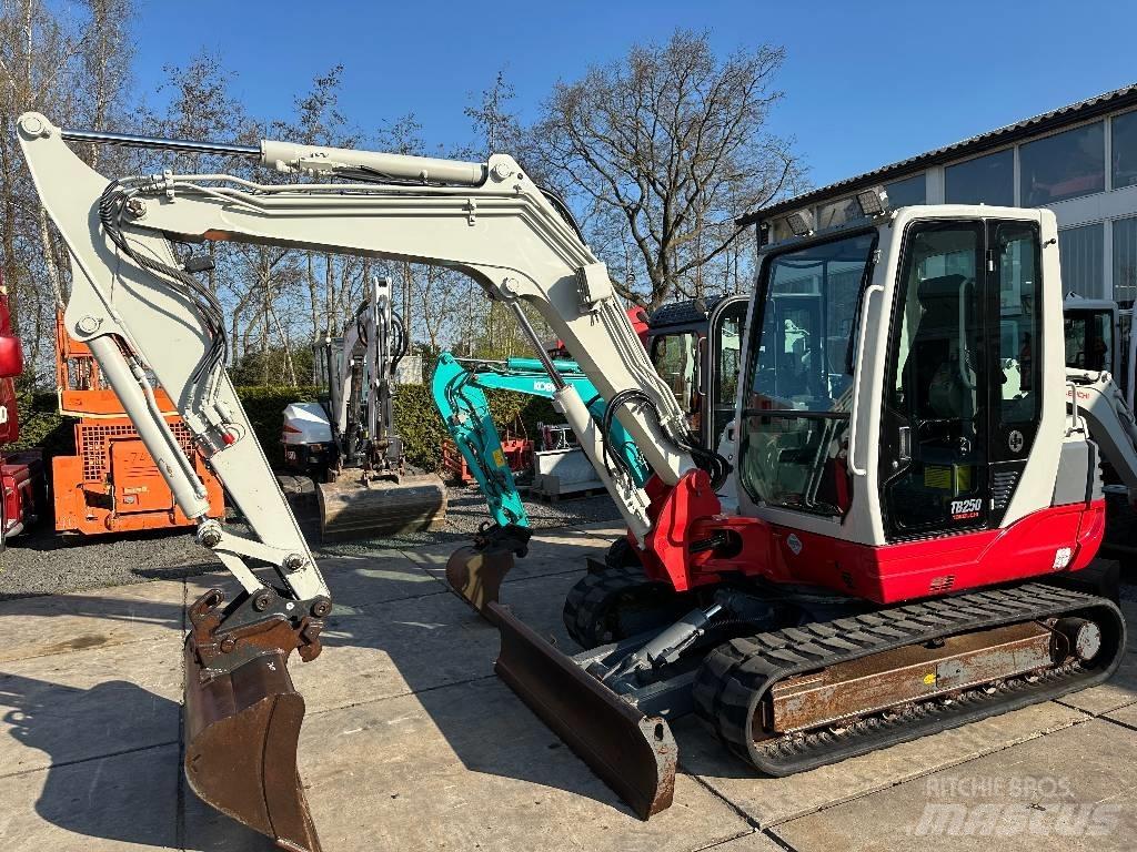 Takeuchi TB250 小型挖掘机