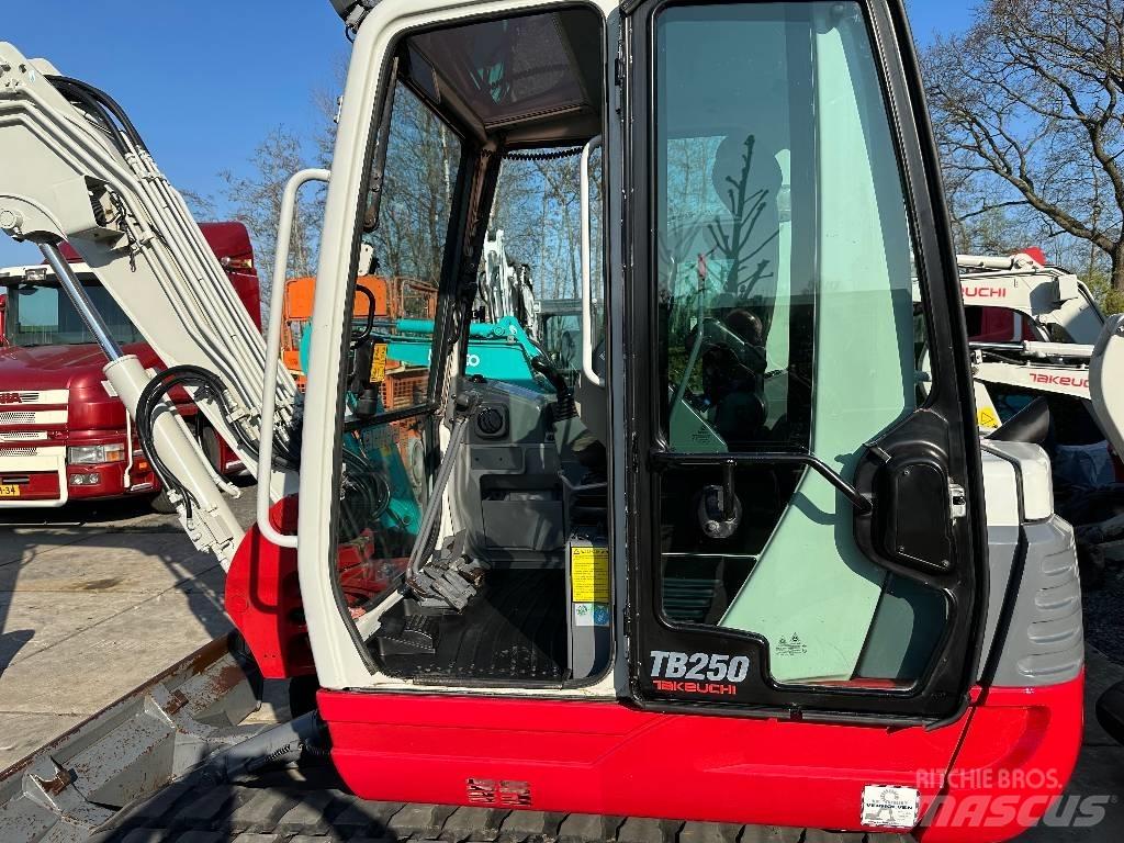 Takeuchi TB250 小型挖掘机