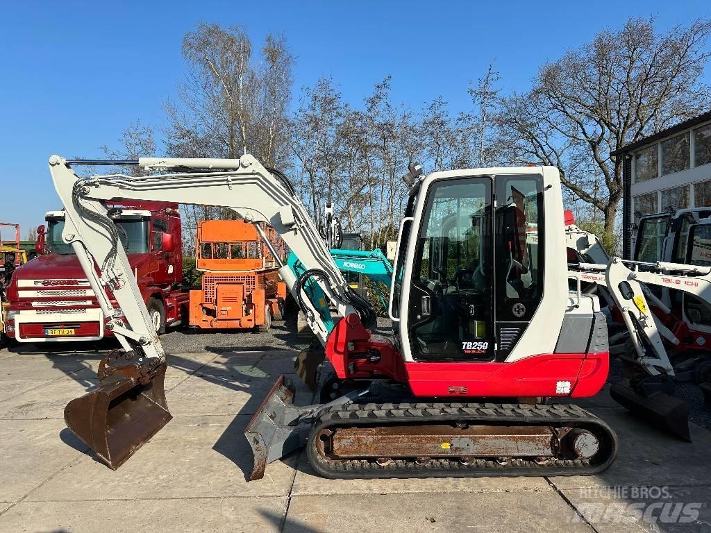 Takeuchi TB250 小型挖掘机