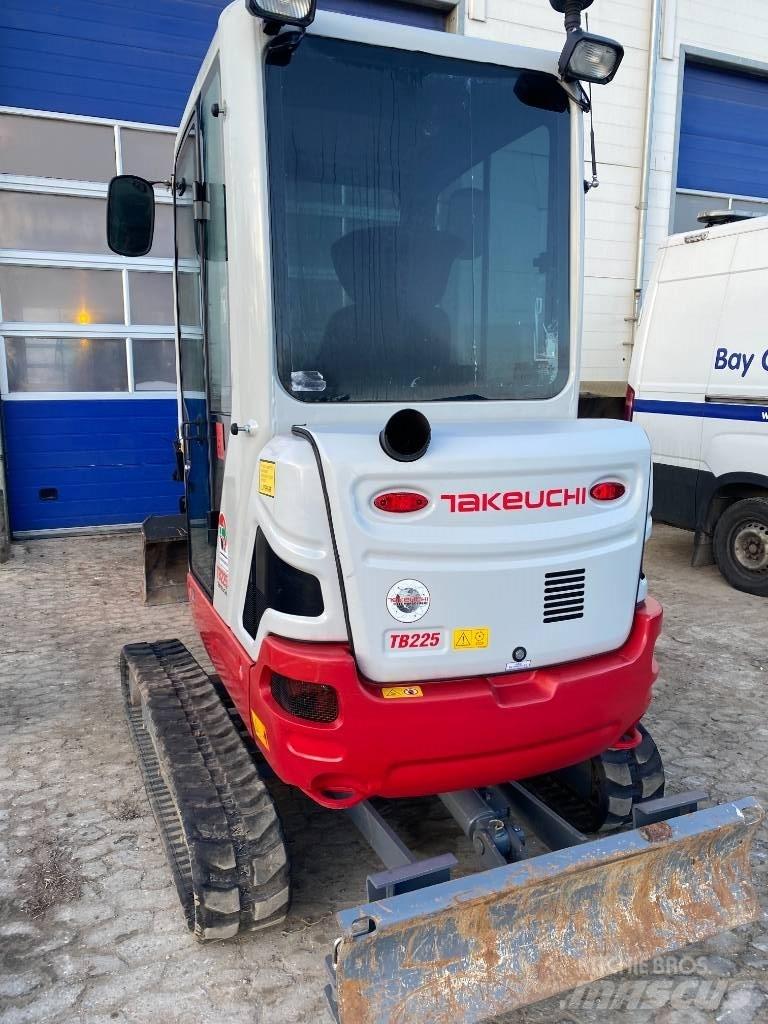Takeuchi TB 225 小型挖掘机