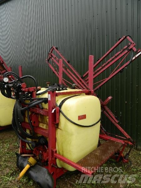 Hardi 800 牵引式喷雾机