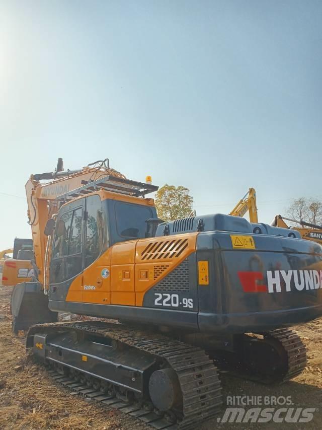 Hyundai R220-9 履带挖掘机