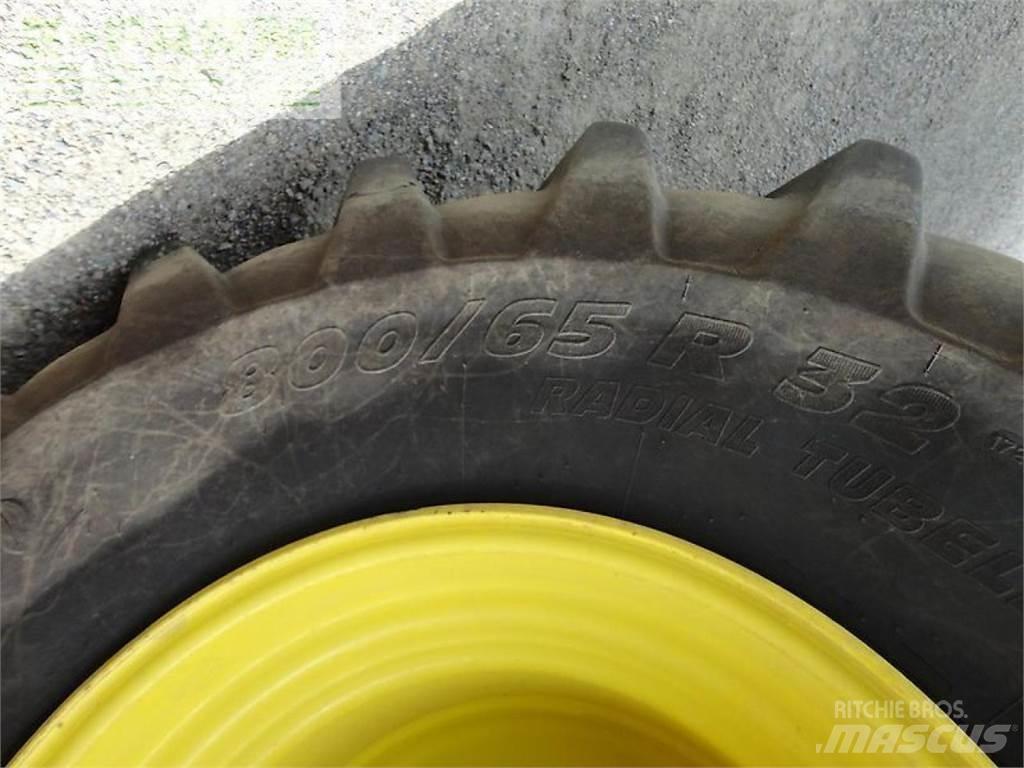 John Deere t670 联合收割机