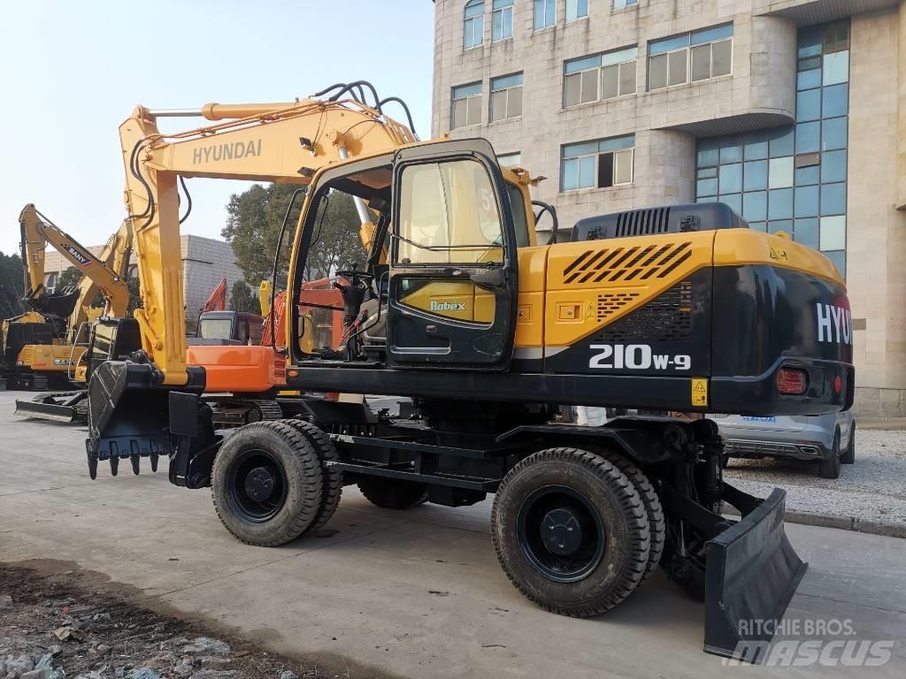 Hyundai R210W-9 轮式挖掘机