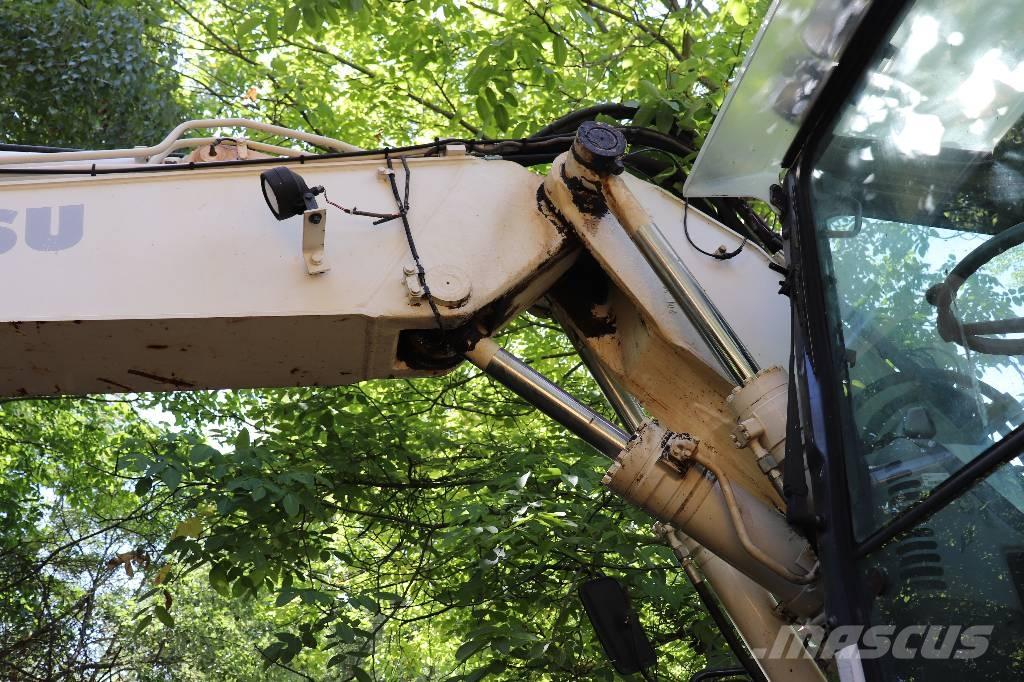 Komatsu PW 140-7 反铲装载机