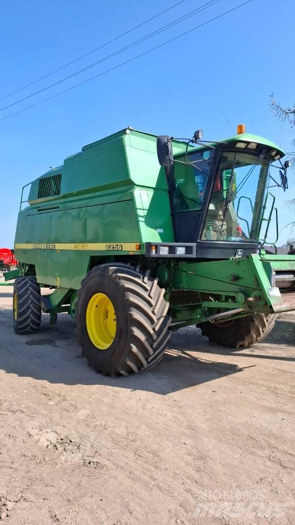 John Deere 2256 联合收割机