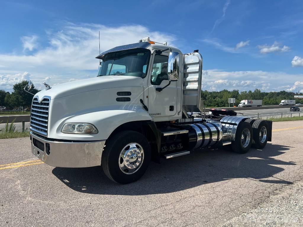 Mack CXU 613 牵引车