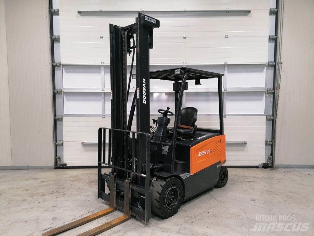 Doosan B25X-7 电动叉车