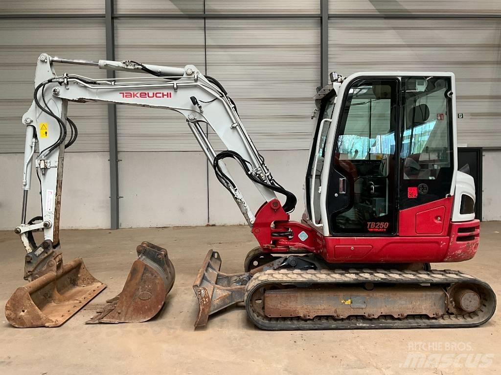 Takeuchi TB 250-2 小型挖掘机