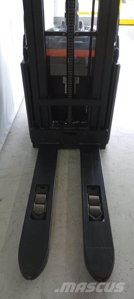 Toyota SPE160L 手推堆垛车