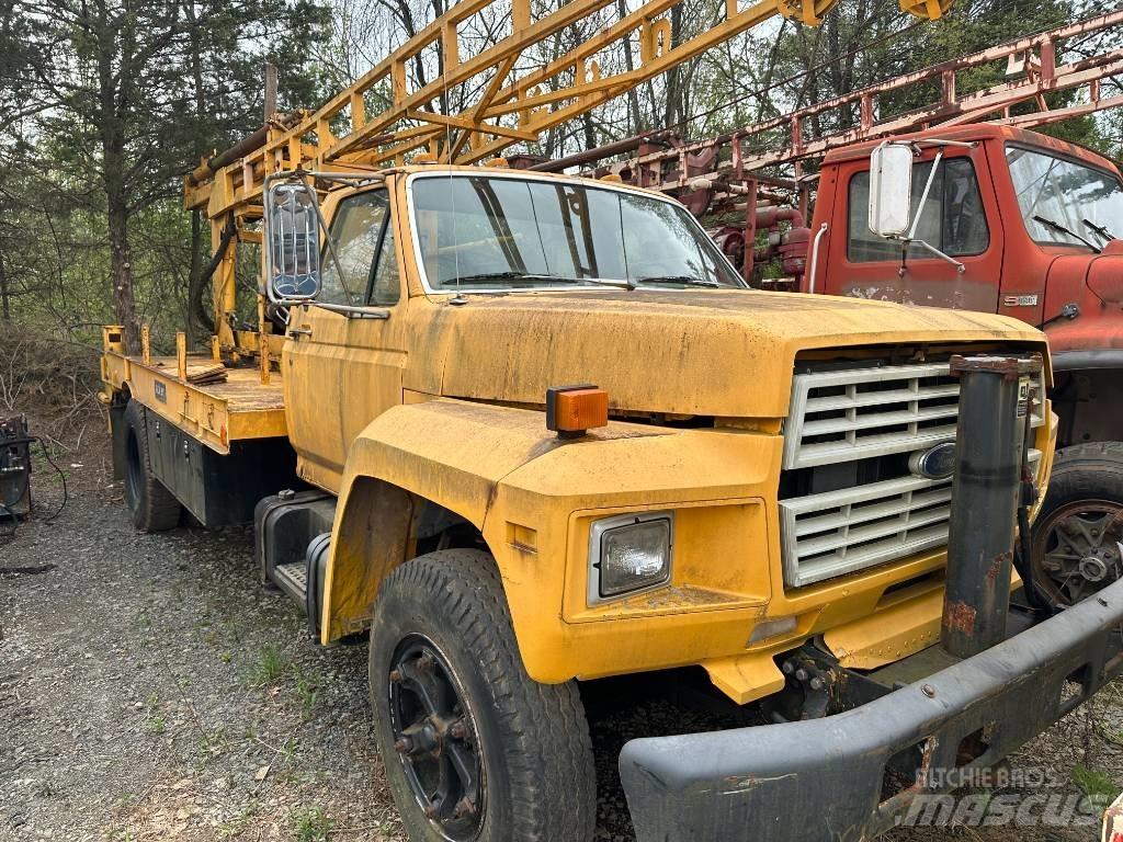 Ford F 700 平板栏板货车
