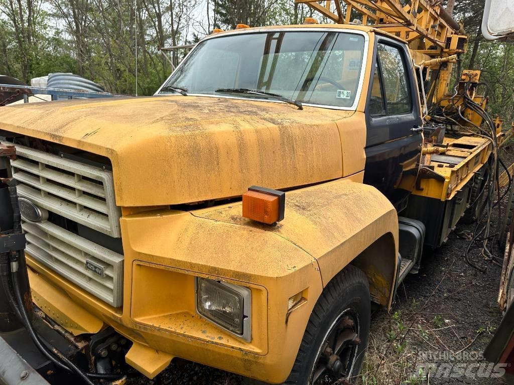 Ford F 700 平板栏板货车