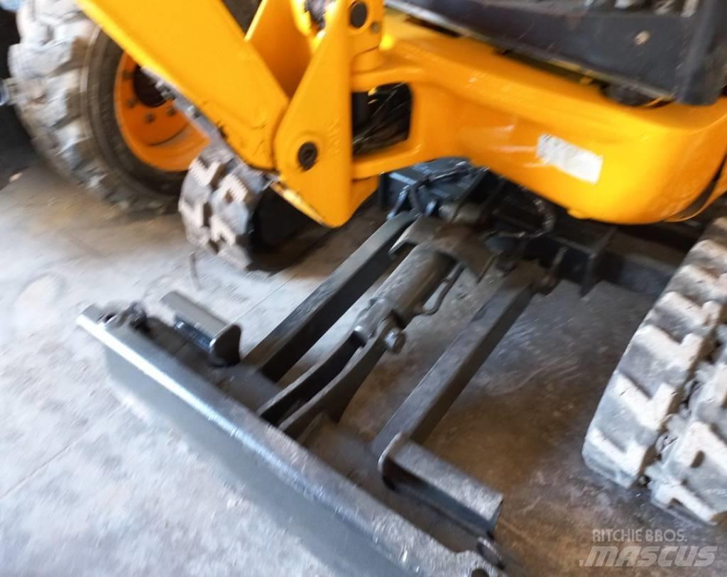JCB 8018 CTS 小型挖掘机