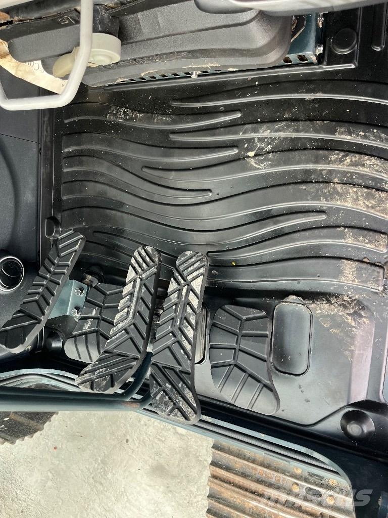 Hyundai HX140L 履带挖掘机