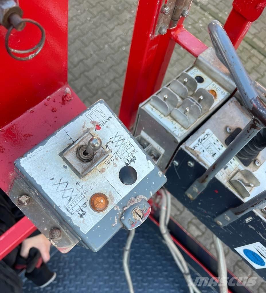 SkyJack SJ 6832 RT 剪叉式升降机