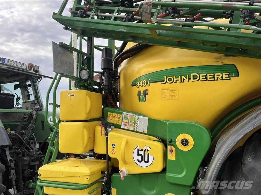 John Deere 840 TF 牵引式喷雾机