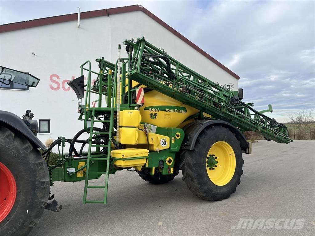 John Deere 840 TF 牵引式喷雾机
