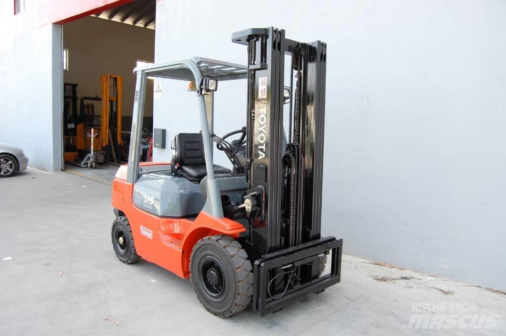 Toyota 7 FD 25 柴油叉车
