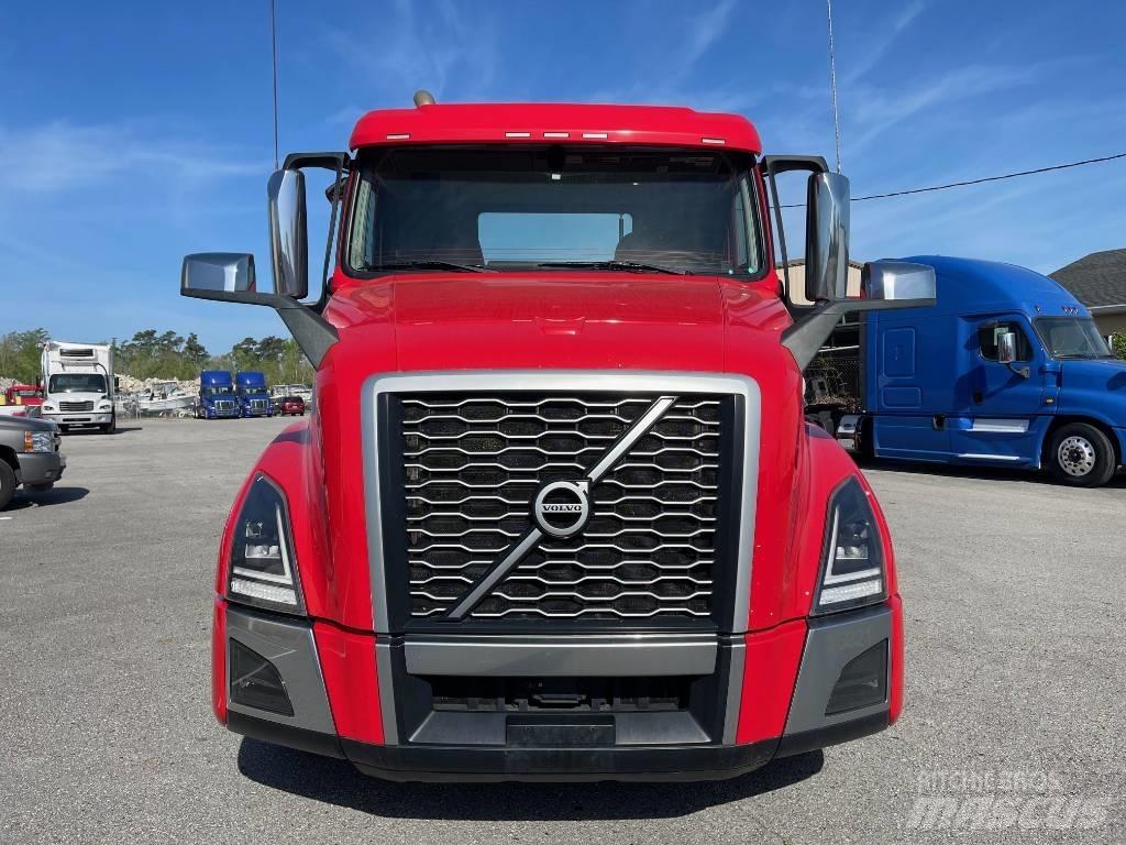 Volvo VNL64T300 牵引车