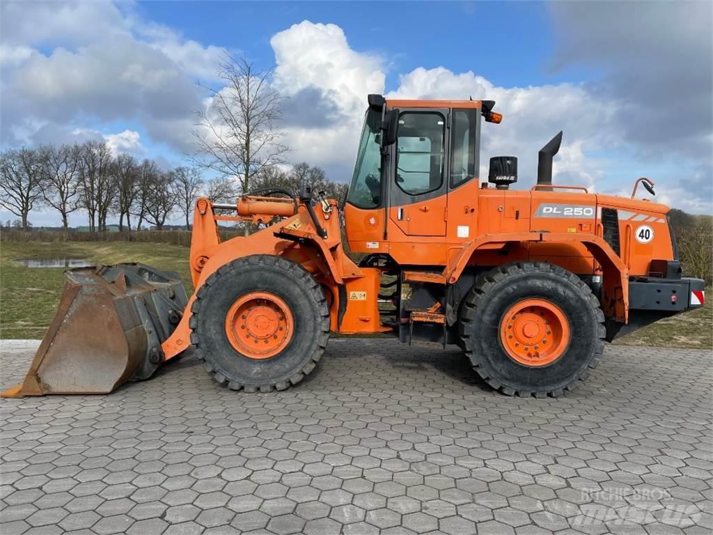 Doosan DL250 轮式装载机