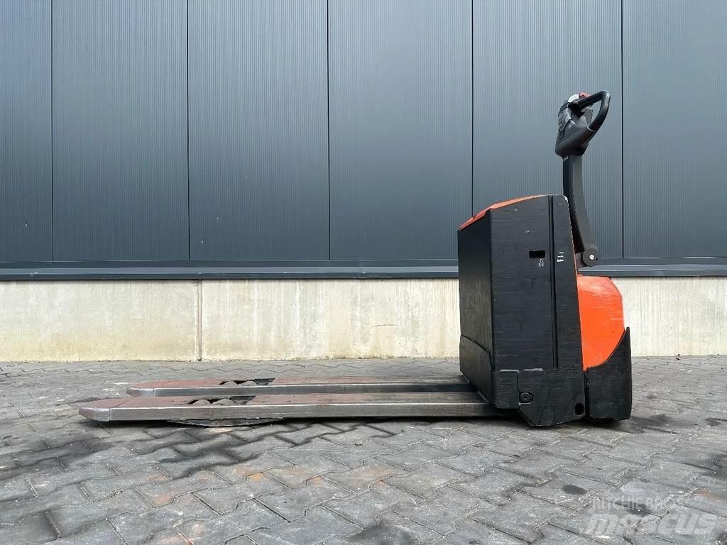 BT LWE180 手推堆垛车