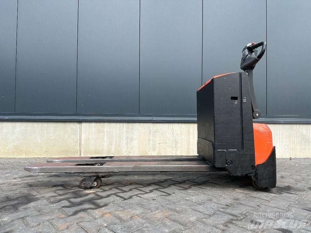 BT LWE180 手推堆垛车