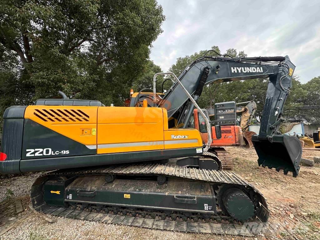 Hyundai Robex 220-9 履带挖掘机