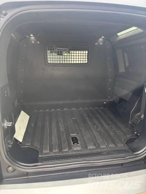 Land Rover Defender 大型面包车