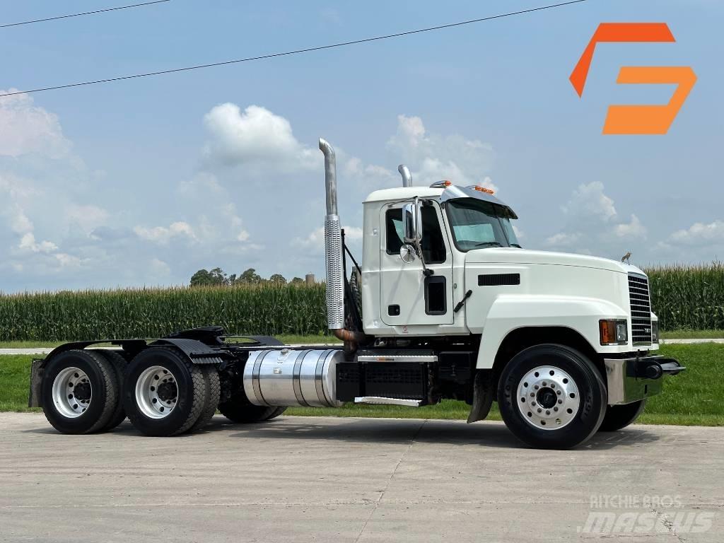 Mack Pinnacle 64ft 牵引车