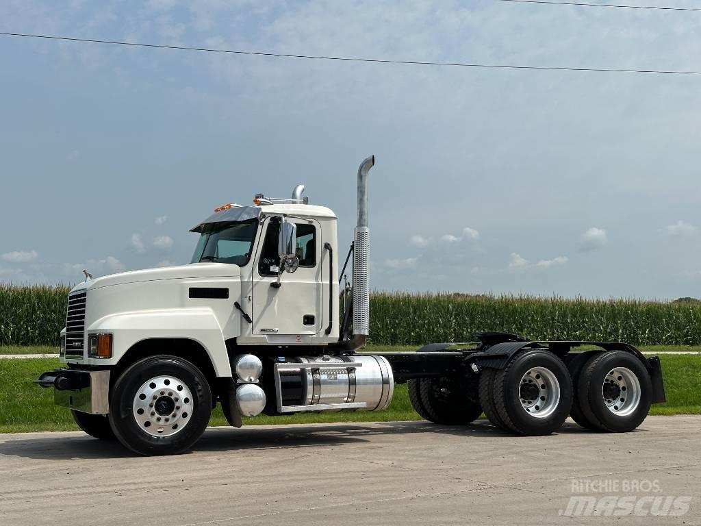 Mack Pinnacle 64ft 牵引车