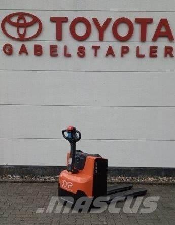 Toyota LWE 200 手推堆垛车