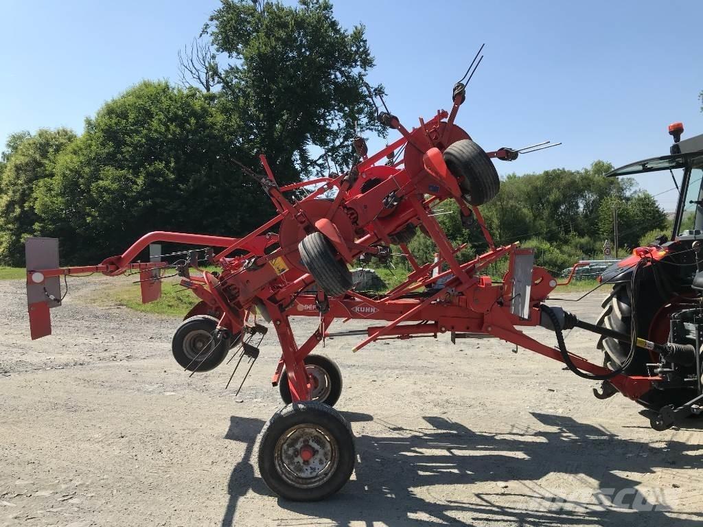 Kuhn GF 7702 T 犁耙和摊草机