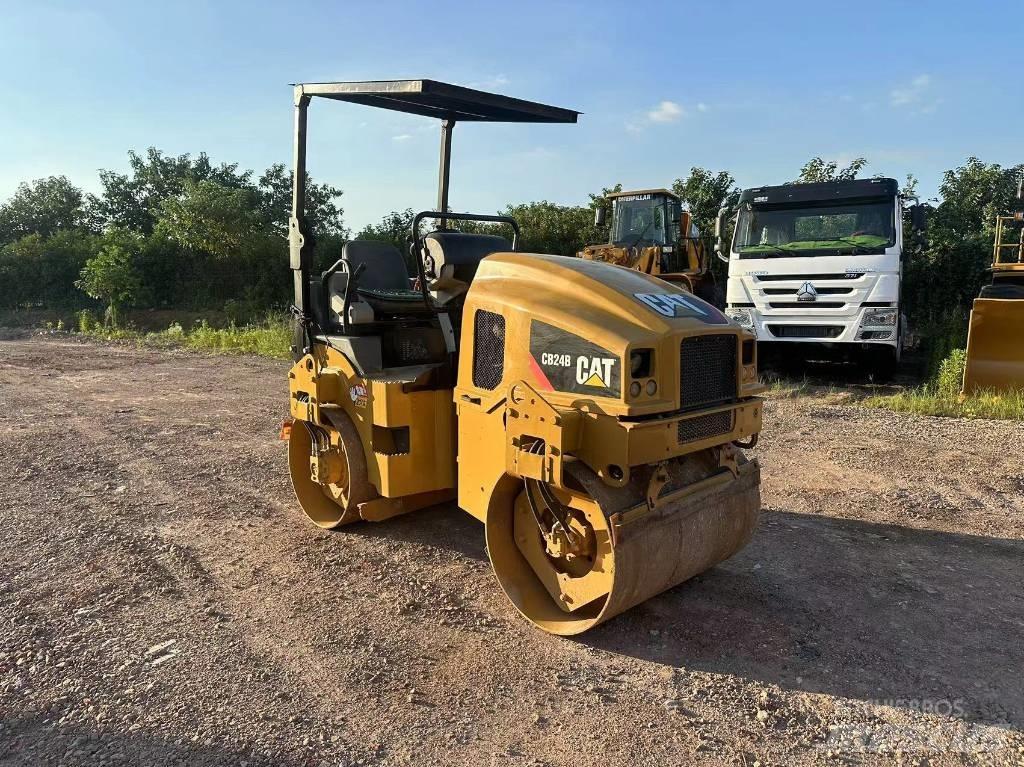 CAT CB 24 B 双轮压路机