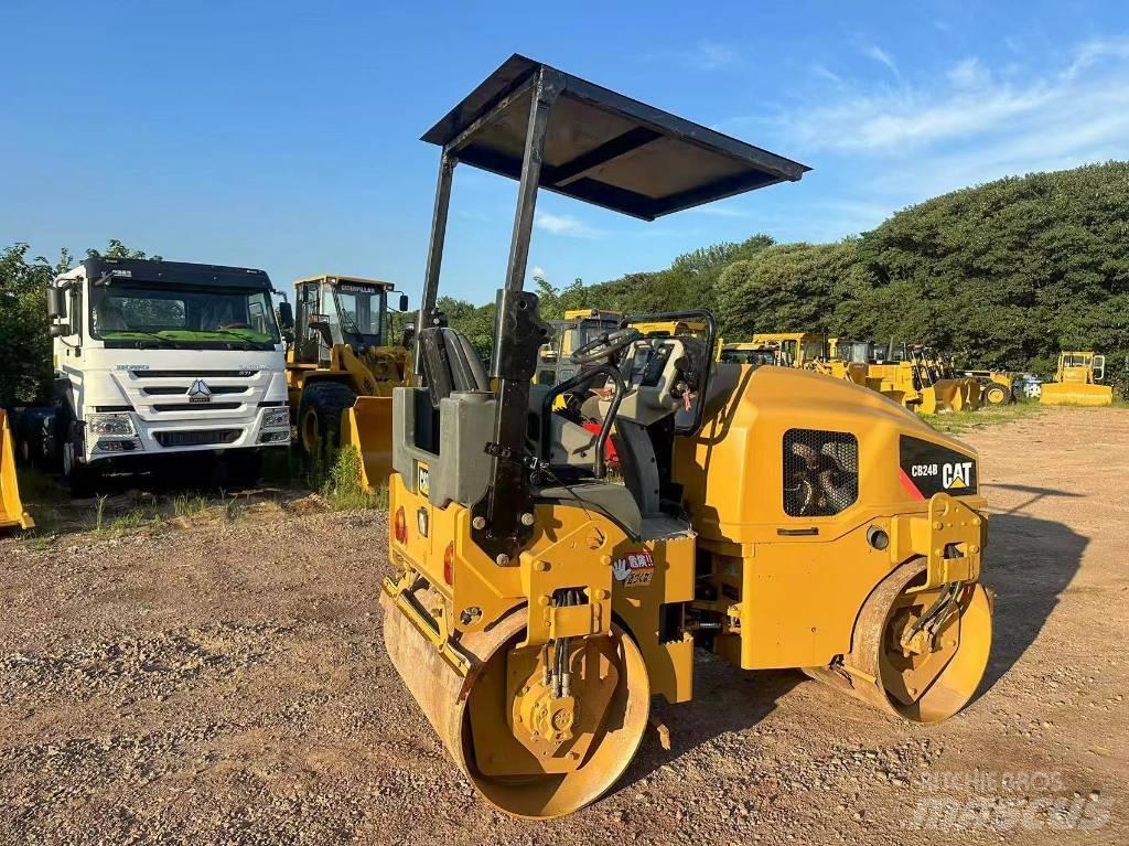 CAT CB 24 B 双轮压路机